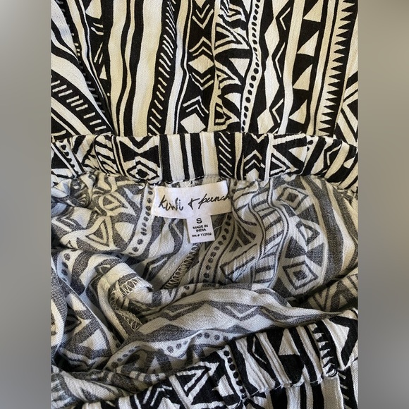 New without tags - Kiwi & Punch Aztec side slit pants - Picture 5 of 7